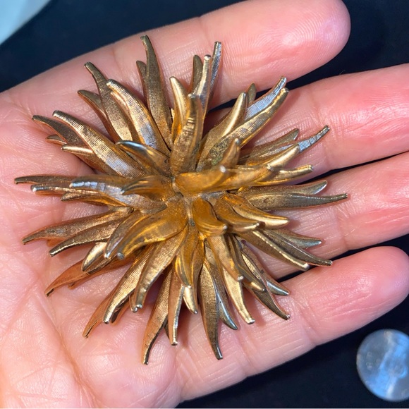 Brooch Flower Star Gold Tone Vintage 
Measures 2”1/4 across - Picture 6 of 6